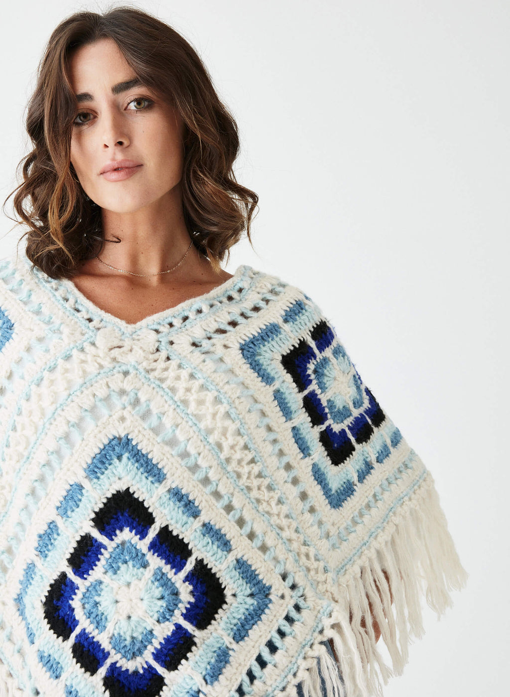 Poncho crochet flecos